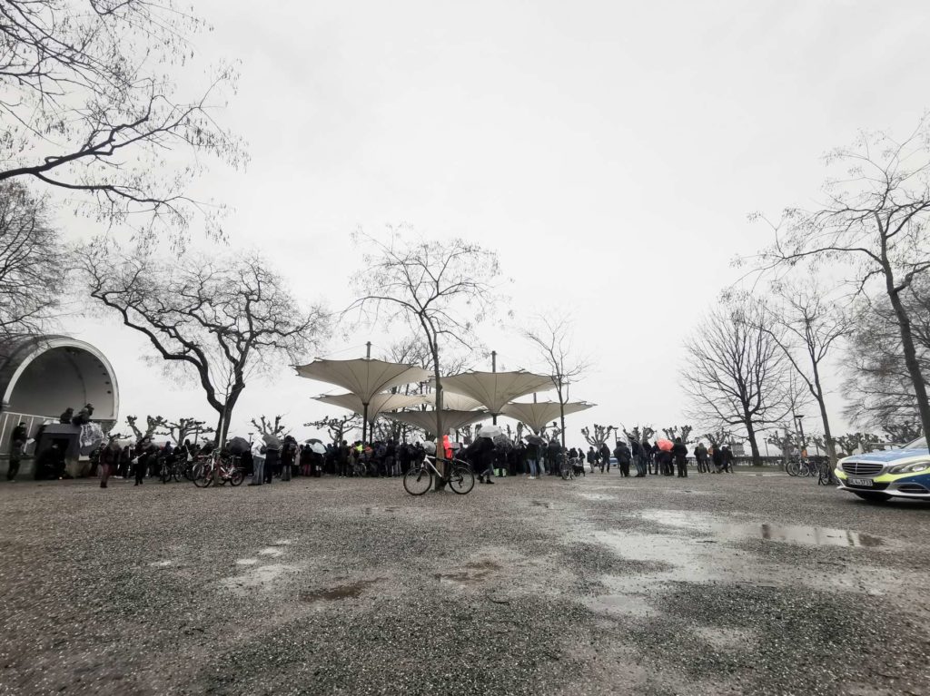 Verregneter Fridays For Future in Konstanz im Stadtgarten am 15.03.19. Pfützen umgeben die Demonstranten