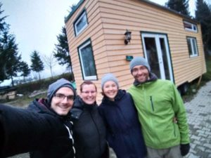 tiny house besitzer michelle bucher felix stahl und besucher franziska kraus rainer rössler villa kuntergrün
