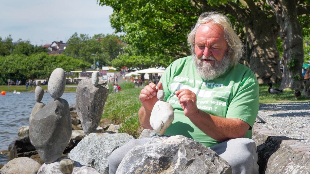 sepp bögle beim steine balancieren an der mole radolfzell